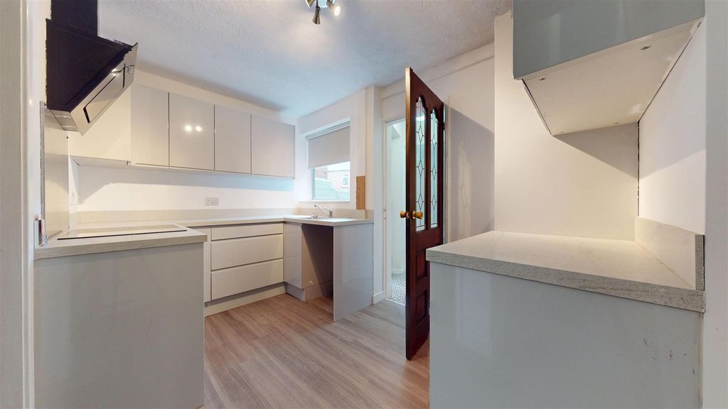 Property photo 2 of 21 Windleshaw Road Kitchen