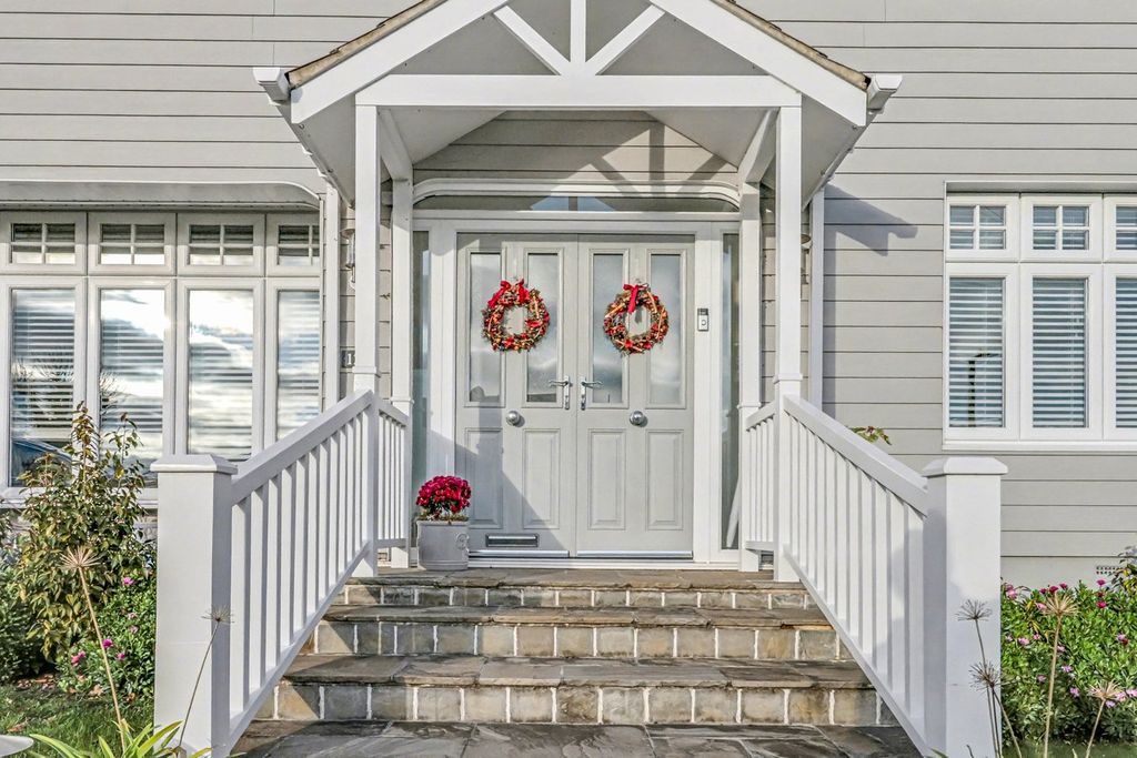 Property photo 2 of 27