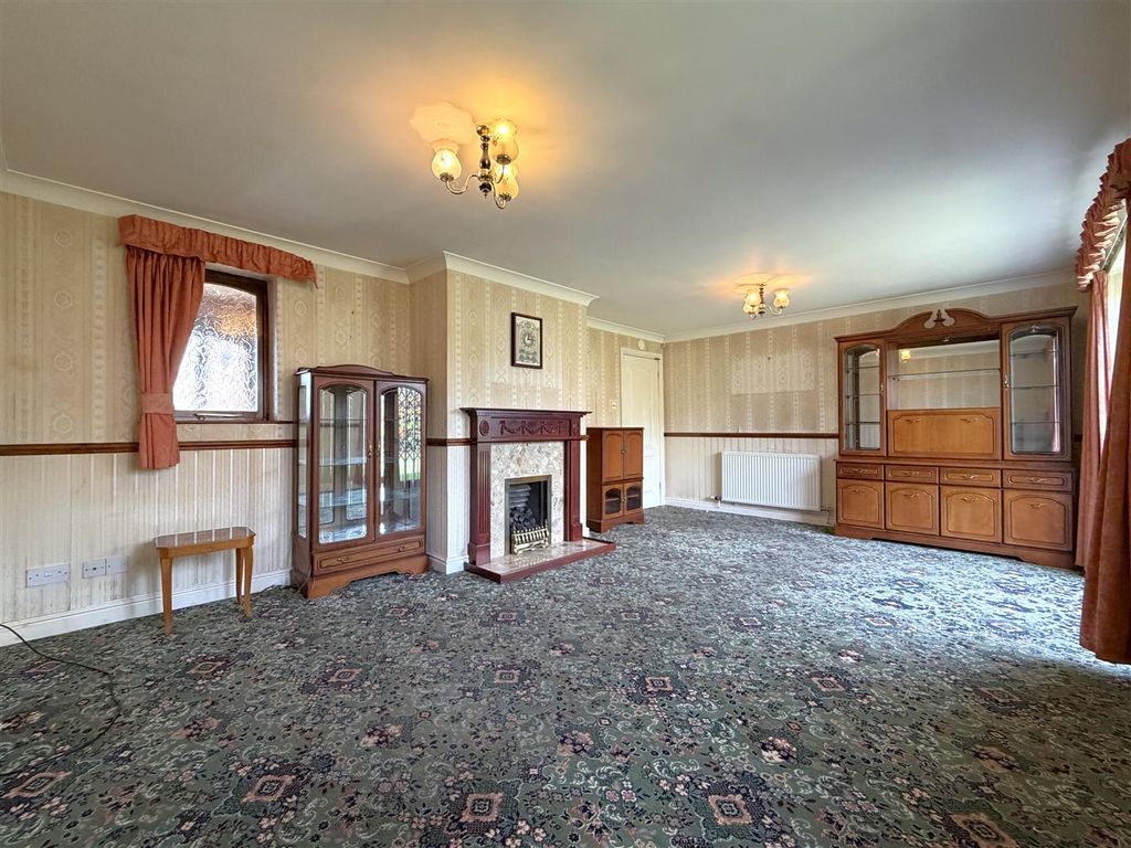 Property photo 2 of 21 Generous Living Room 162