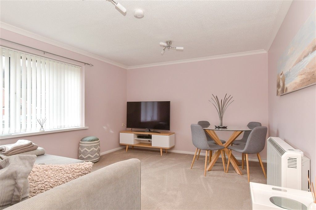 Property photo 2 of 7 Lounge