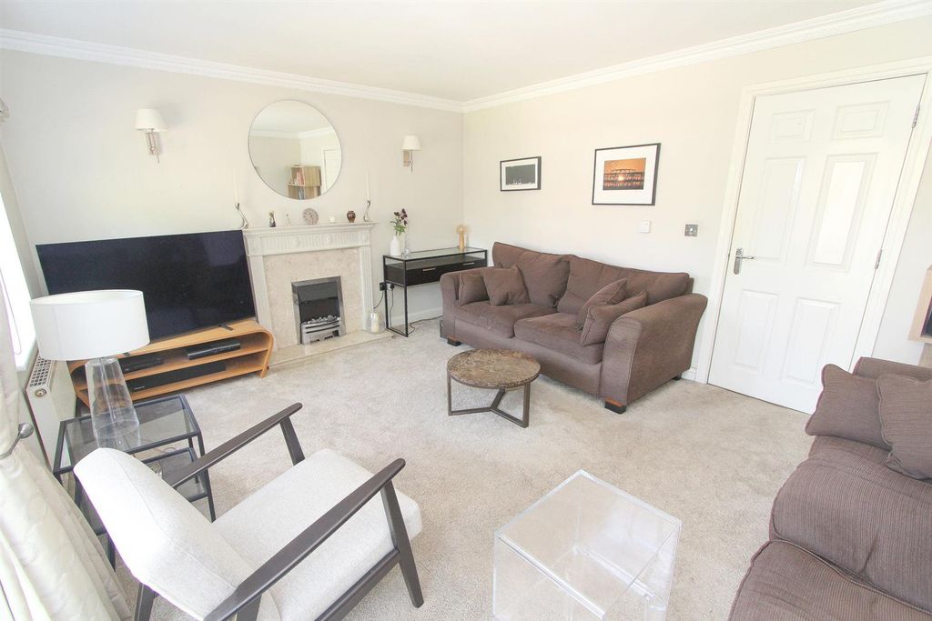 Property photo 2 of 21 Lounge B.Jpg