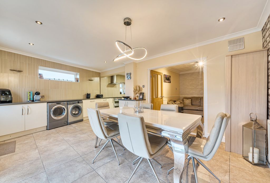 Property photo 2 of 13 1436321-10-69c6De...