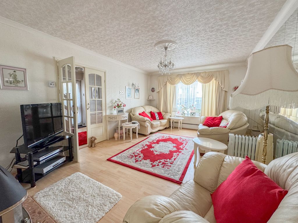 Property photo 3 of 14 Lounmge 1