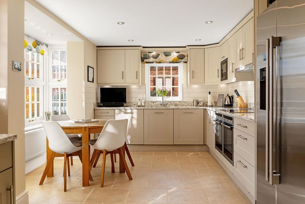 Property photo 2 of 21