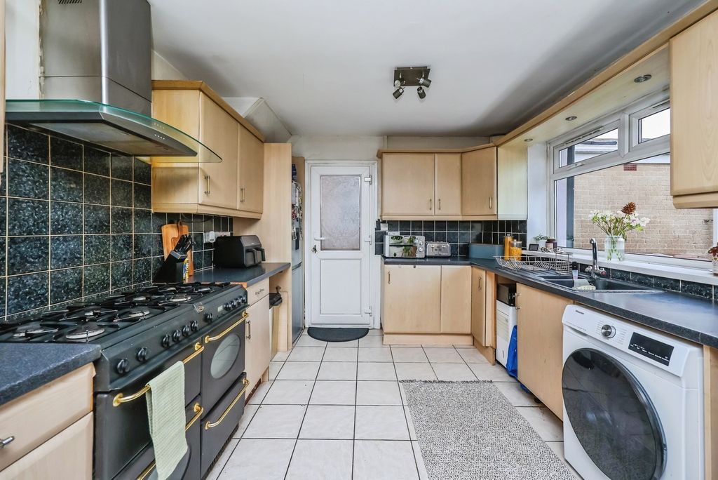 Property photo 3 of 18 Kitchen