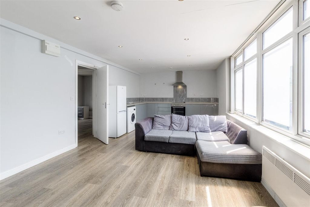 Property photo 1 of 10 Silver Street - 004.Jpg