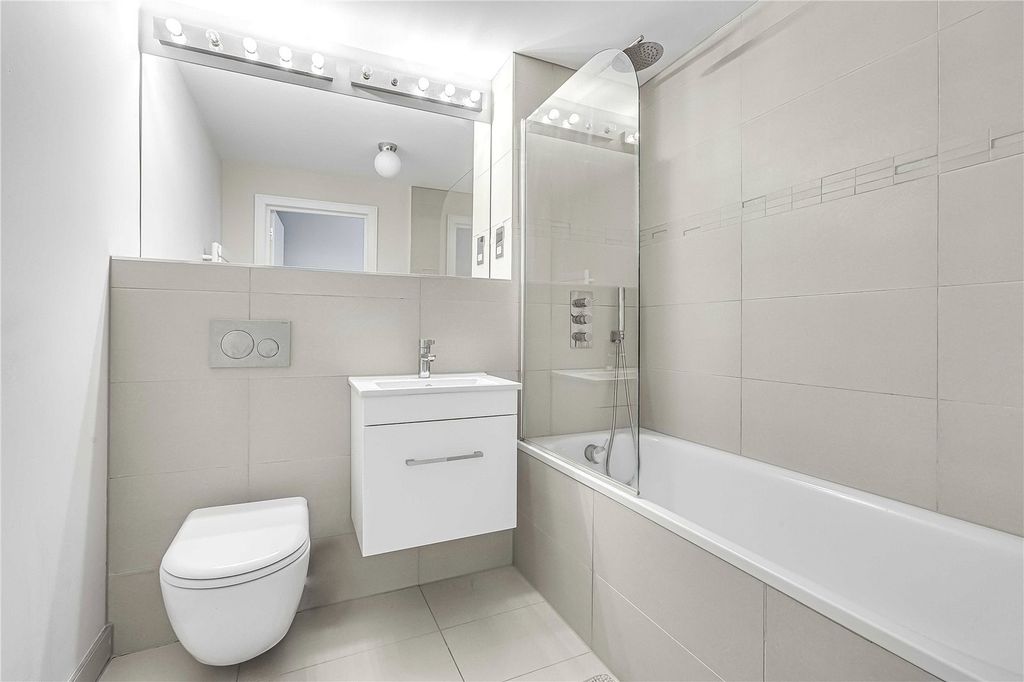 Property photo 3 of 7 Bathroom