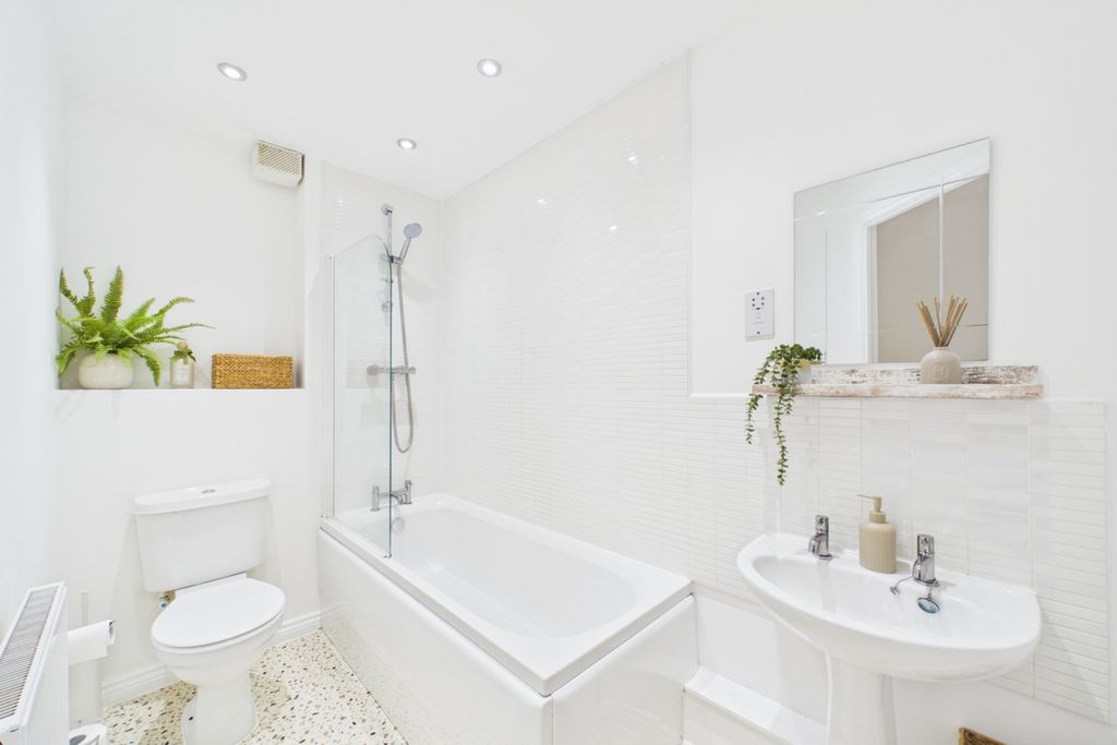 Additional image 6 of 2 bed flat for saleSandpiper Way, Leighton Buzzard LU7