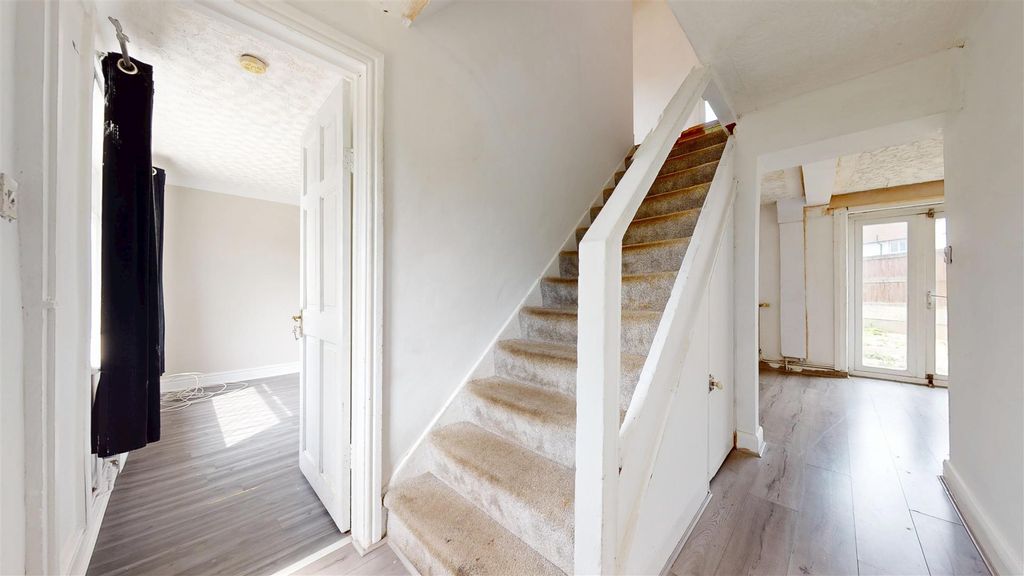Property photo 2 of 15 Meadow Lane