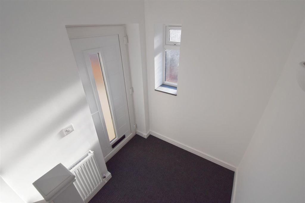 Property photo 3 of 18 Hallway.Jpg
