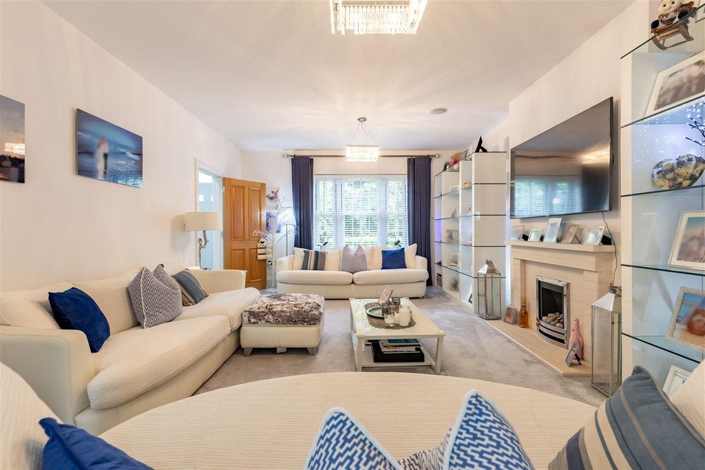 Property photo 3 of 38 5 Boleyn Row (6).Jpg