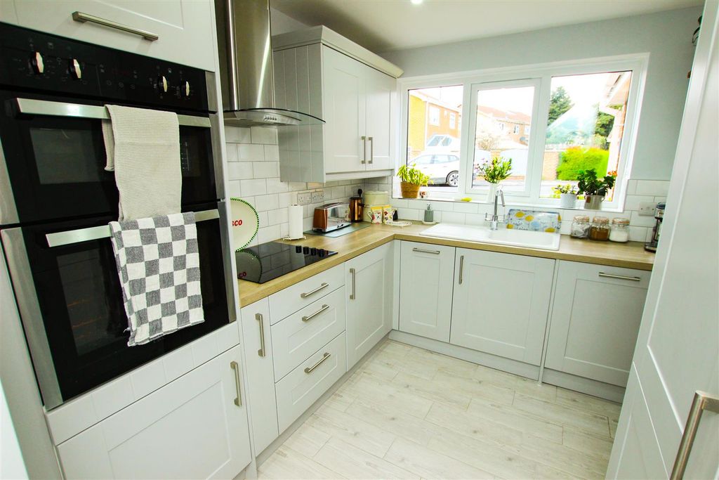 Property photo 2 of 16 Fitted Kitchen