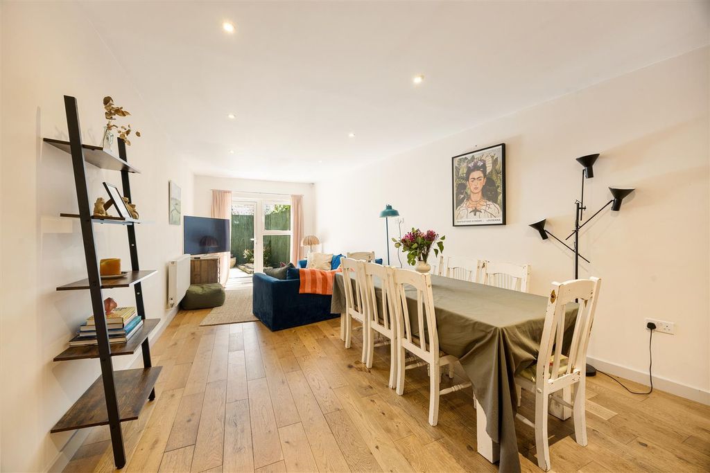 Property photo 3 of 34 Andre Street, E8