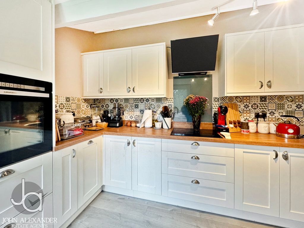 Property photo 2 of 11 20251002_160457586_0.5