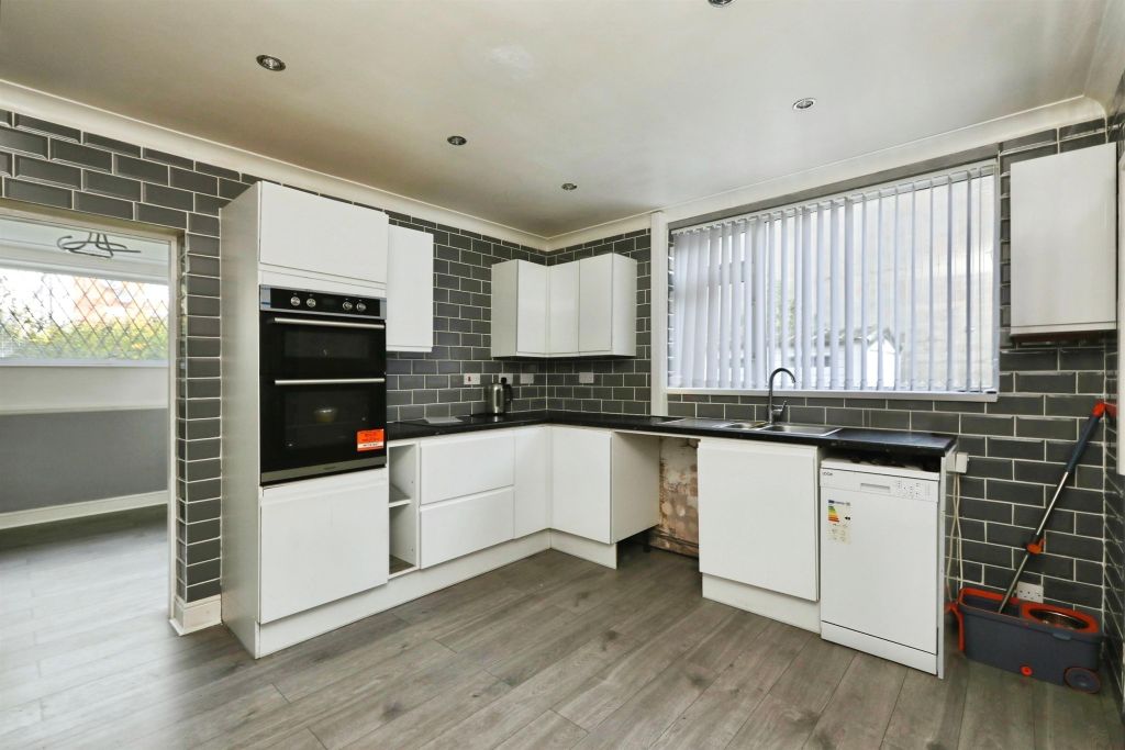 Property photo 2 of 11 Kitchen