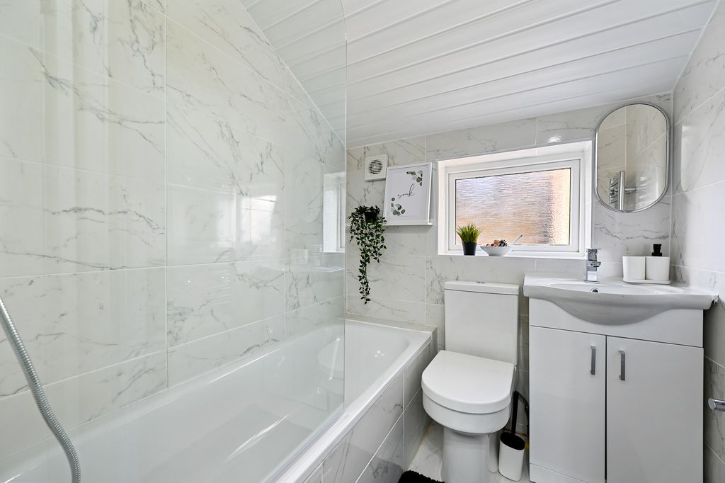 Property photo 3 of 8 Cs - 1 Clifton Road - Bathroom3 (1)