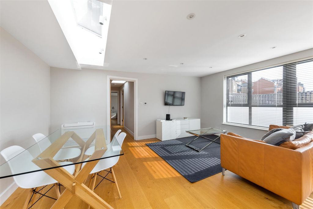 Property photo 3 of 16 Flat 2, 278 High Street Gu1 3Jl-7.Jpg