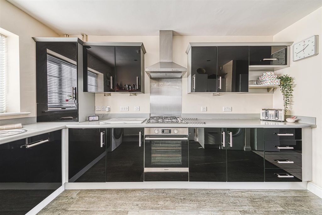 Property photo 2 of 27