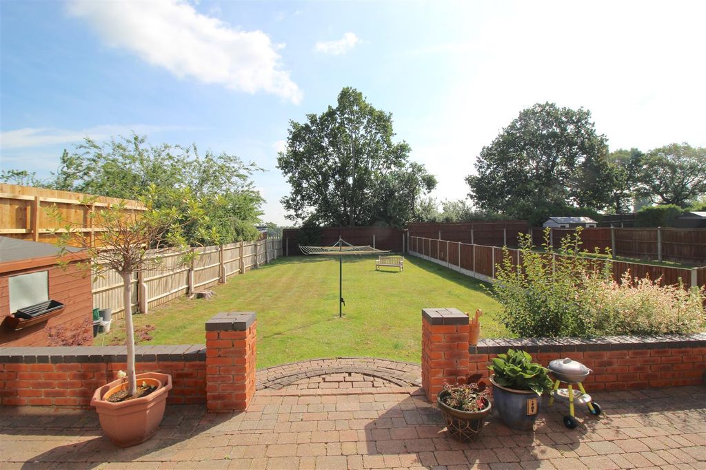 Property photo 2 of 17 Garden