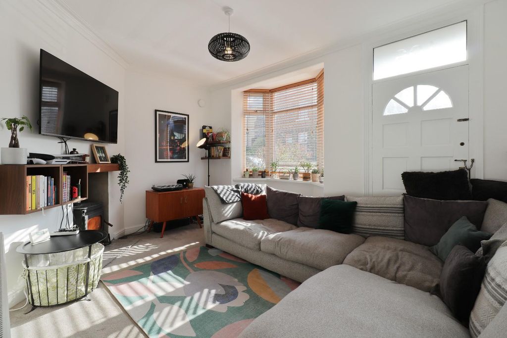 Property photo 1 of 32 Lounge