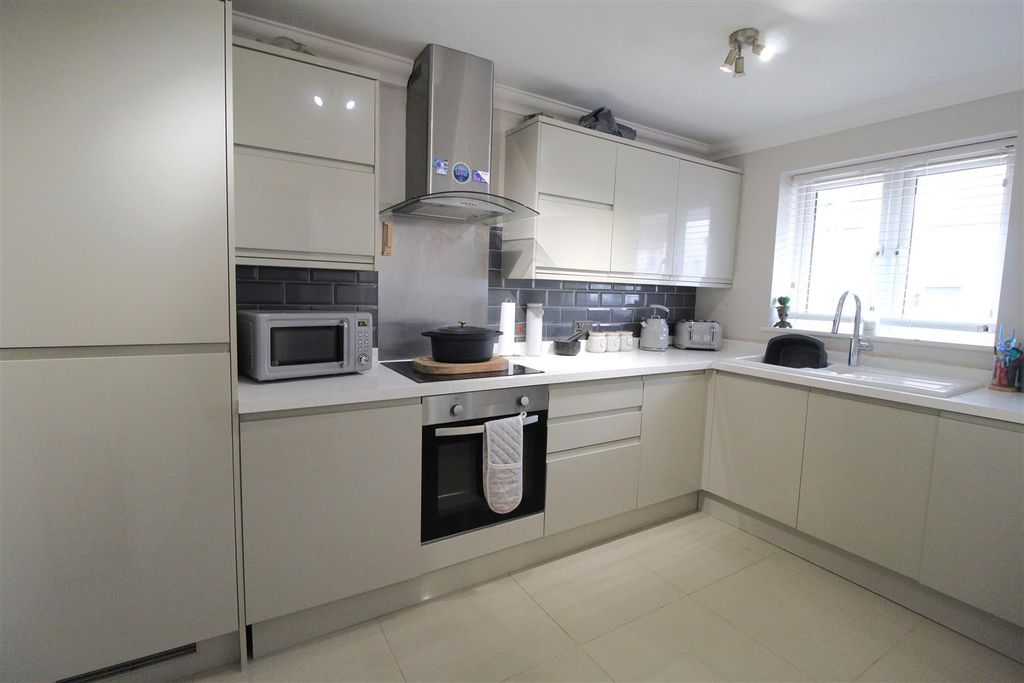 Property photo 3 of 10 Kitchen