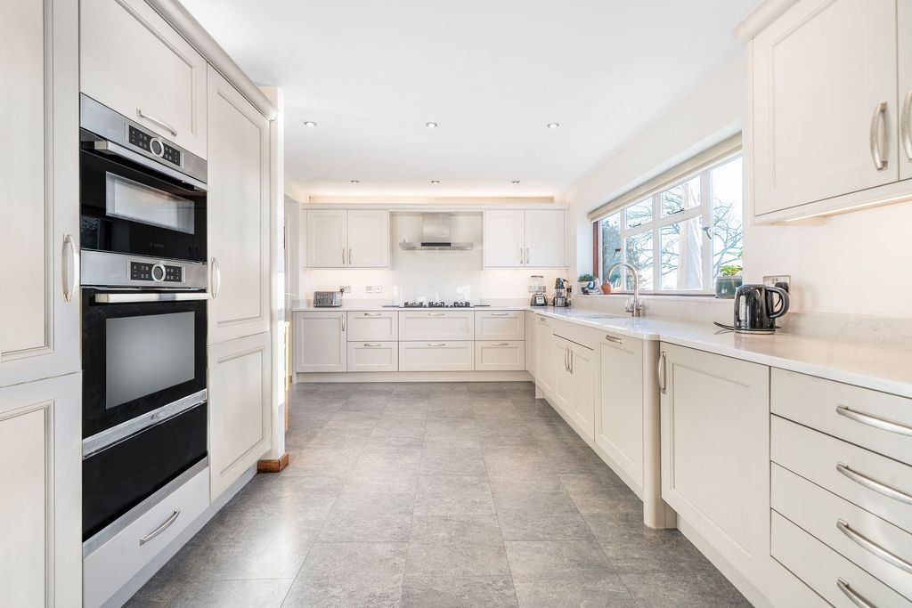 Property photo 3 of 34 Kitchen