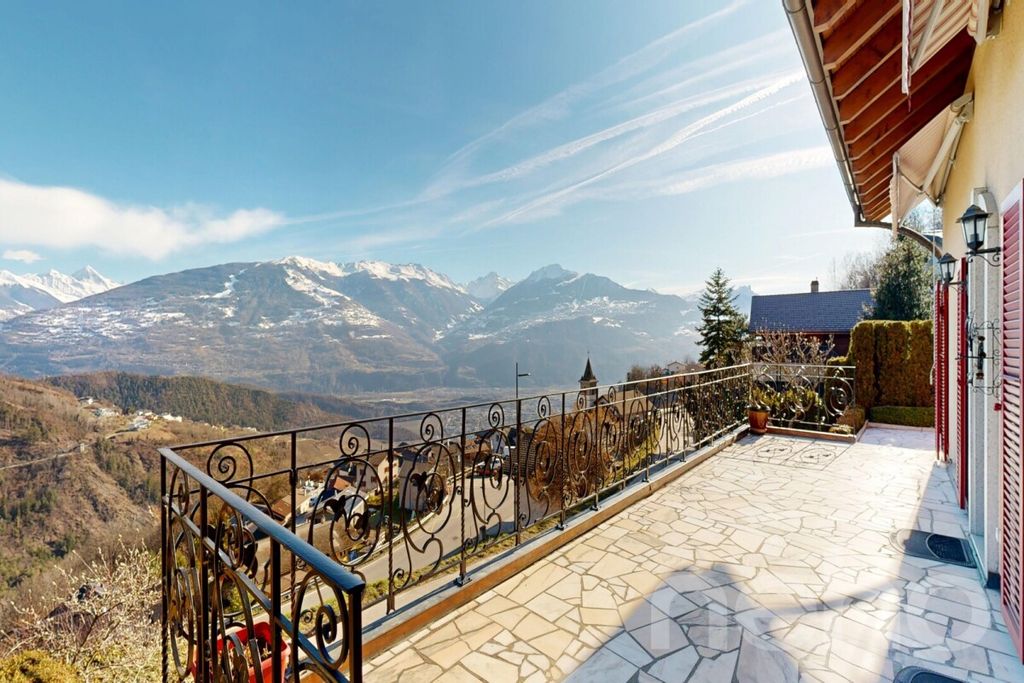 Property photo 3 of 12