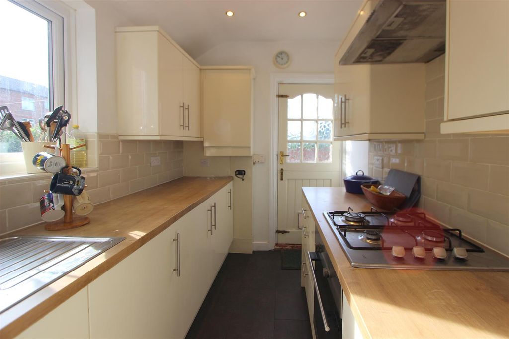 Property photo 3 of 10 Kitchen