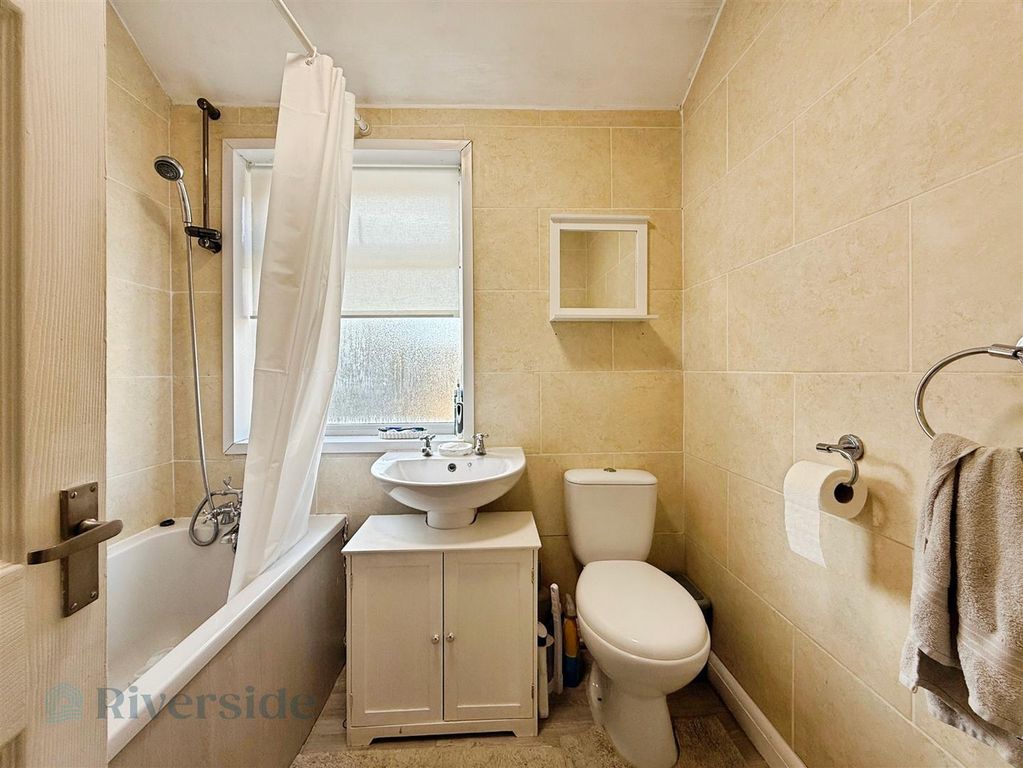 Property photo 3 of 17 Bathroom