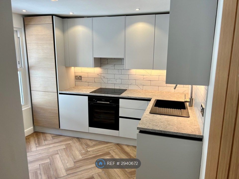 Property photo 3 of 8 Kitchen