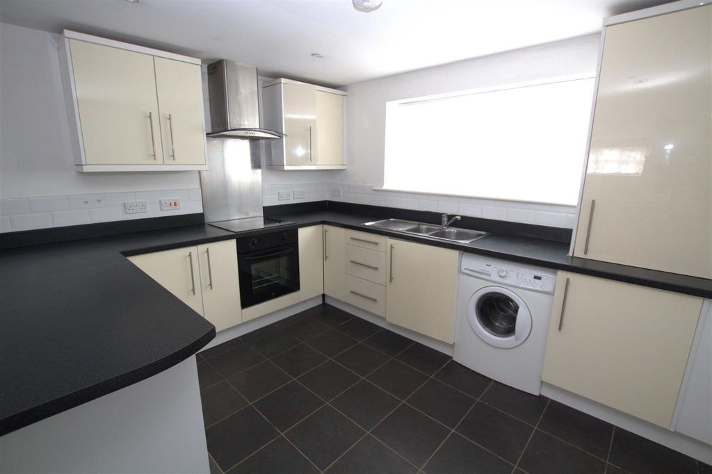 Property photo 2 of 8 Willows Kitchen .Jpg