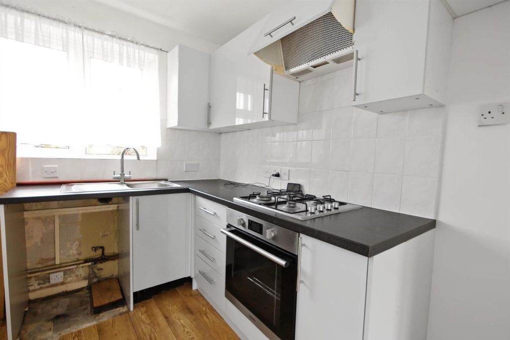 Property photo 3 of 8 Kitchen