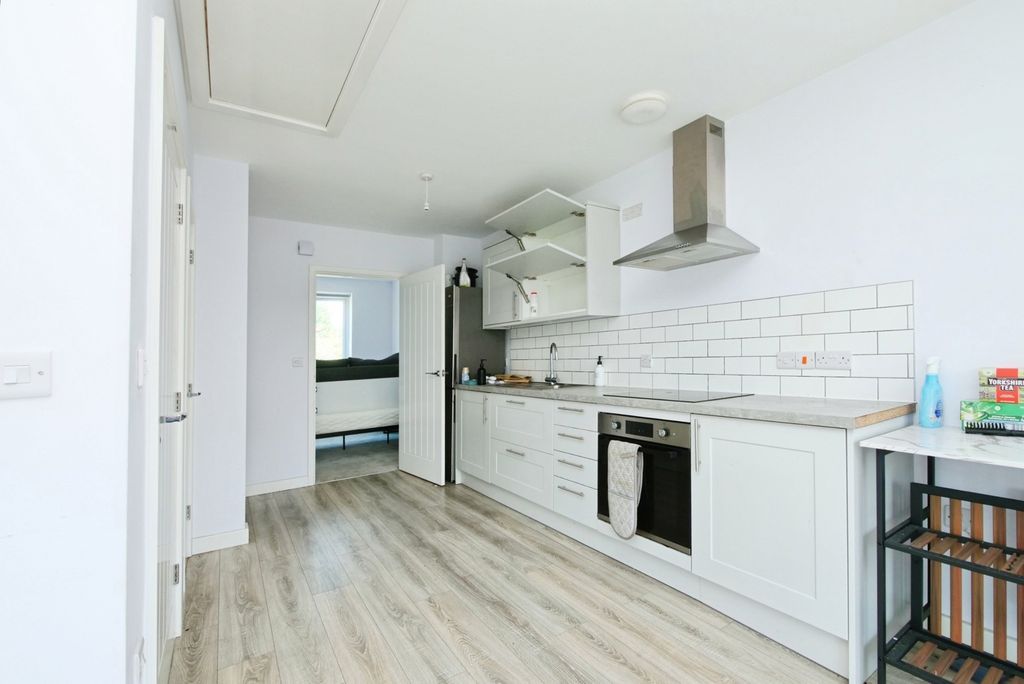 Property photo 2 of 7 Kitchen