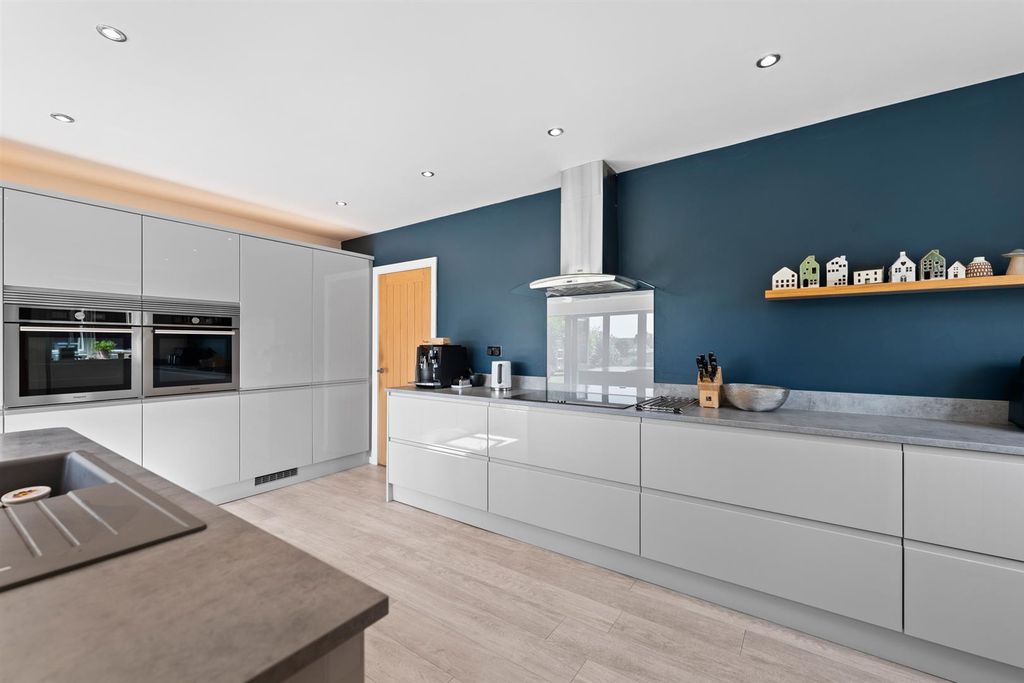 Property photo 2 of 38 The Willlows-14.Jpg
