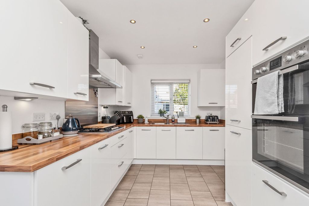 Property photo 2 of 33