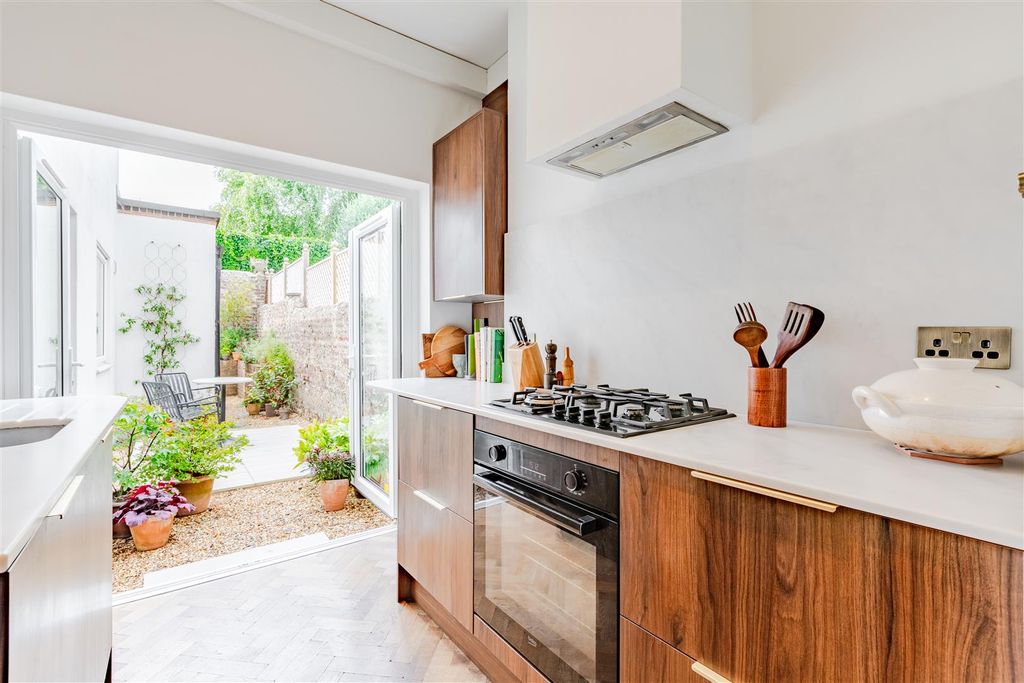Property photo 3 of 18 Kitchen