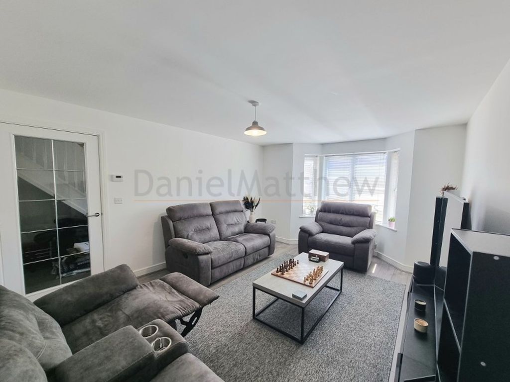 Property photo 3 of 27 Lounge