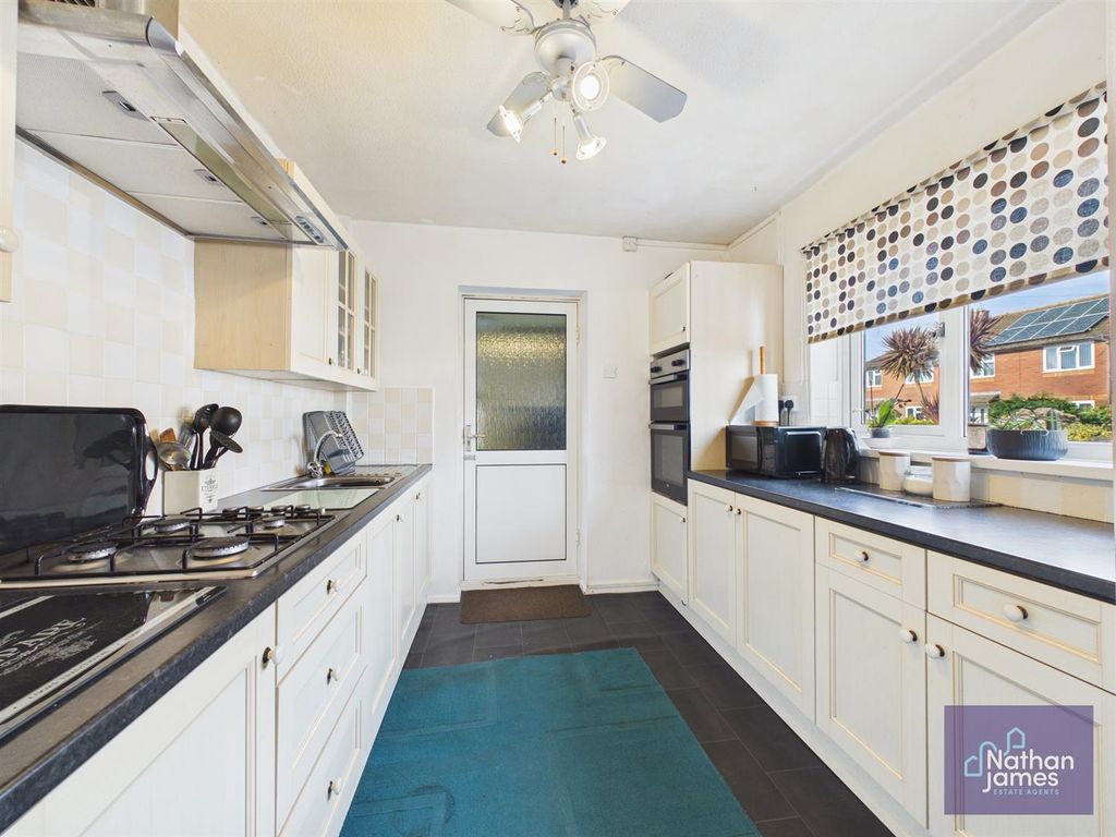 Property photo 3 of 12 Kitchen