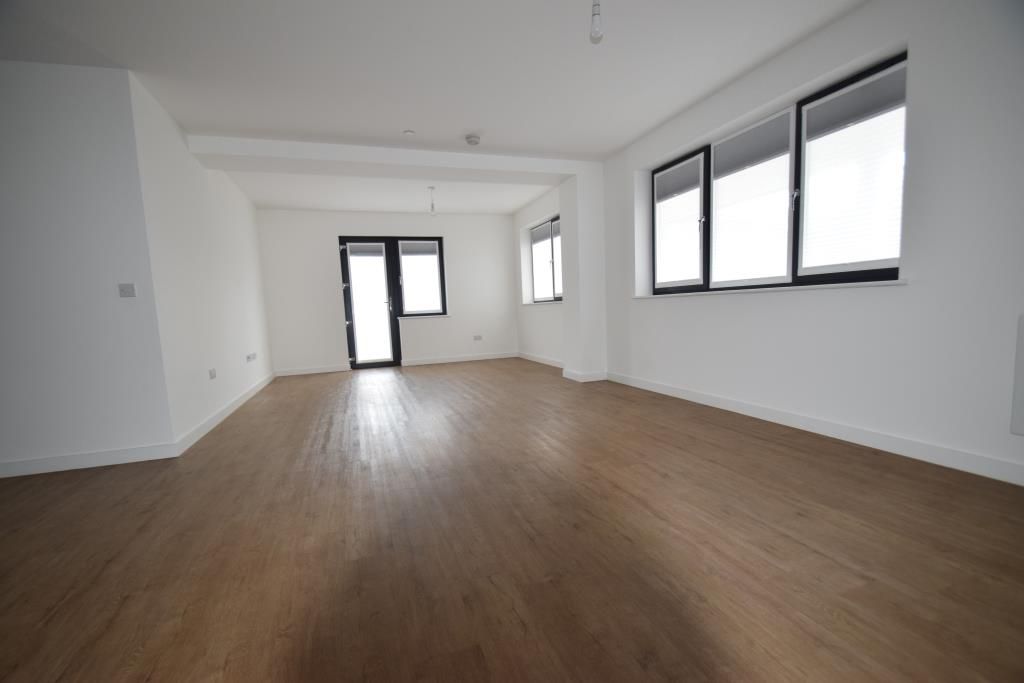 Property photo 3 of 8 Dsc_0460_Lge