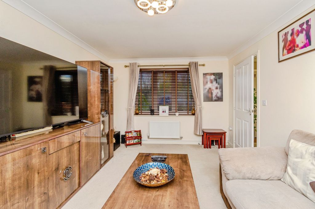 Property photo 2 of 18 Lounge