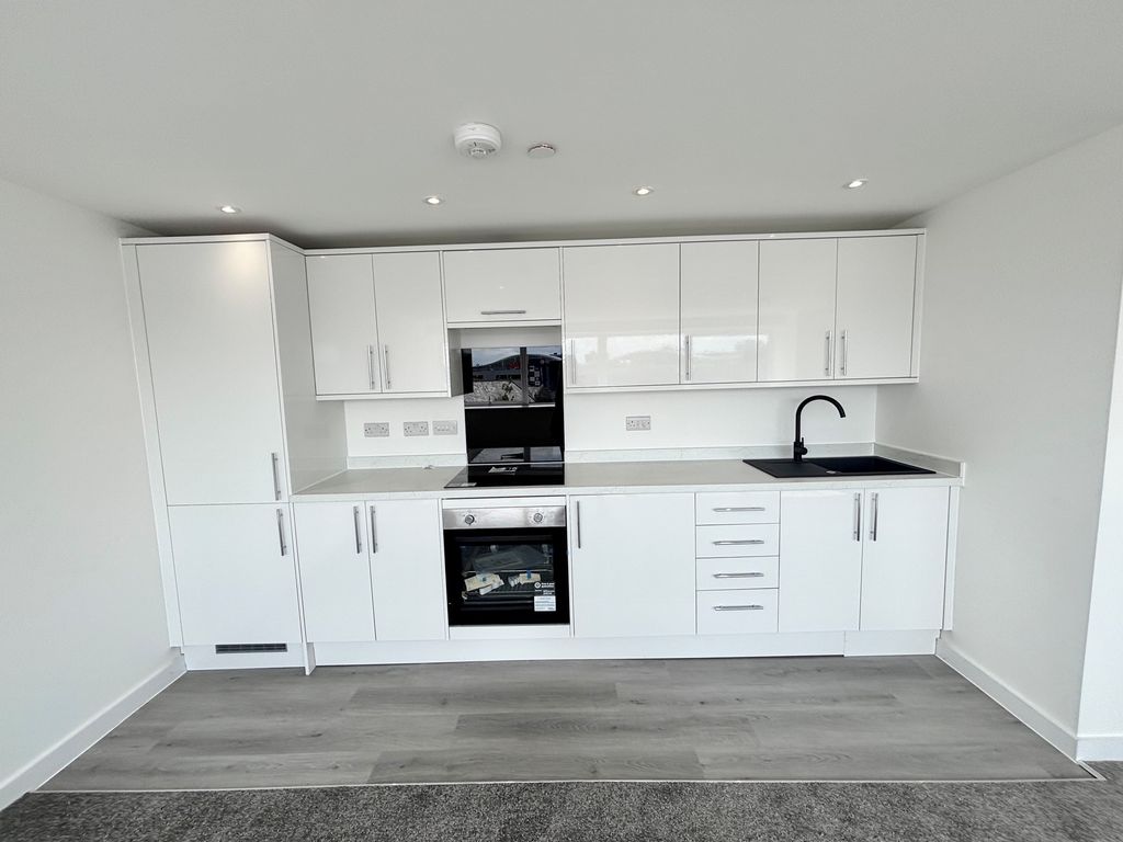 Property photo 3 of 8 Kitchen