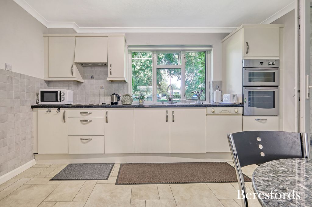 Property photo 3 of 18 Kitchen