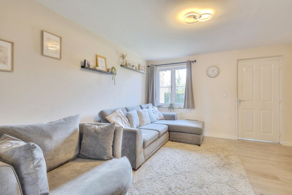 Property photo 3 of 17 Lounge