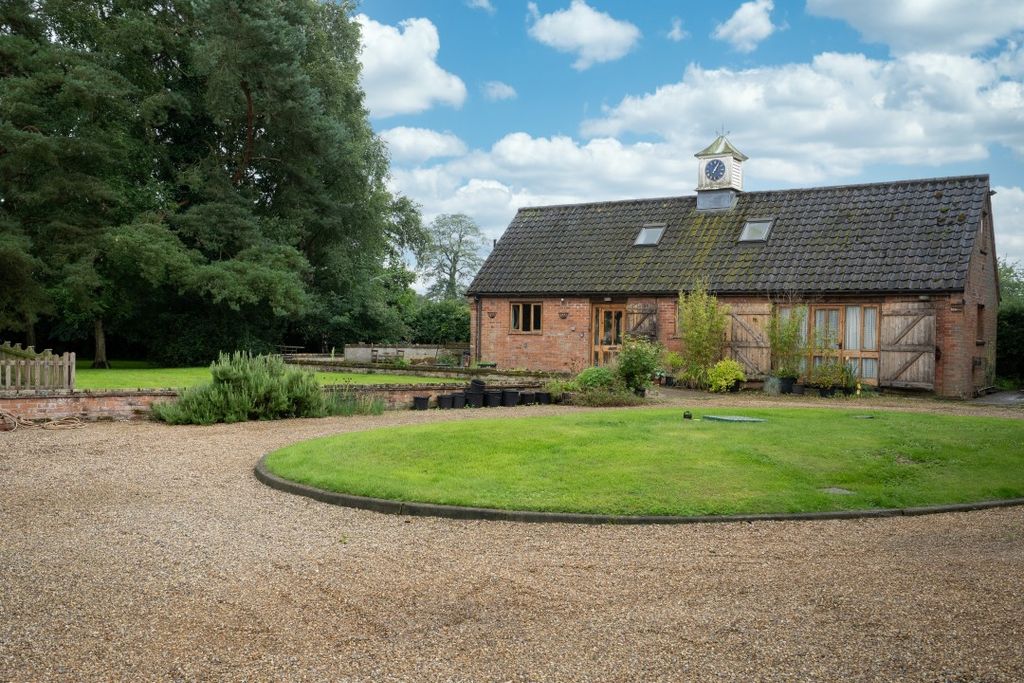 Property photo 2 of 32