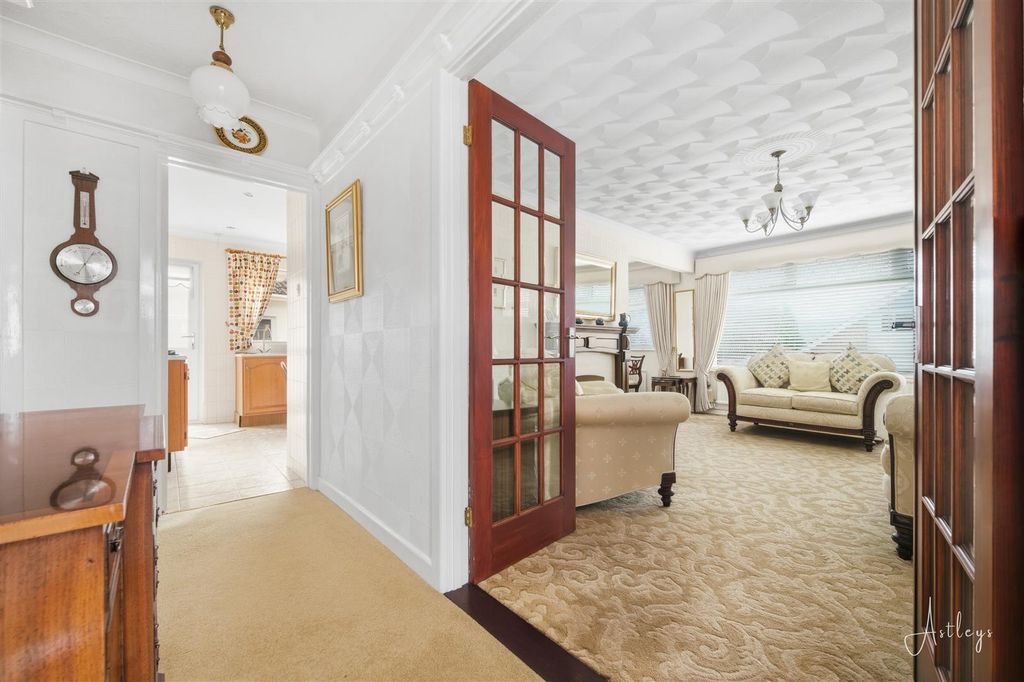 Property photo 3 of 21 Hallway