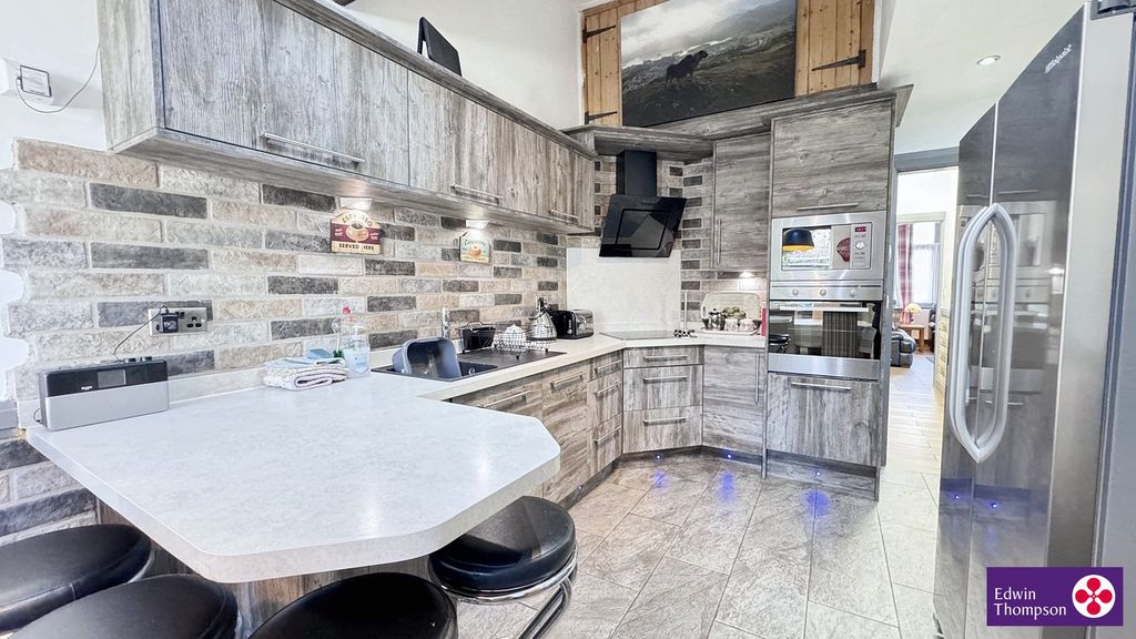 Property photo 3 of 28