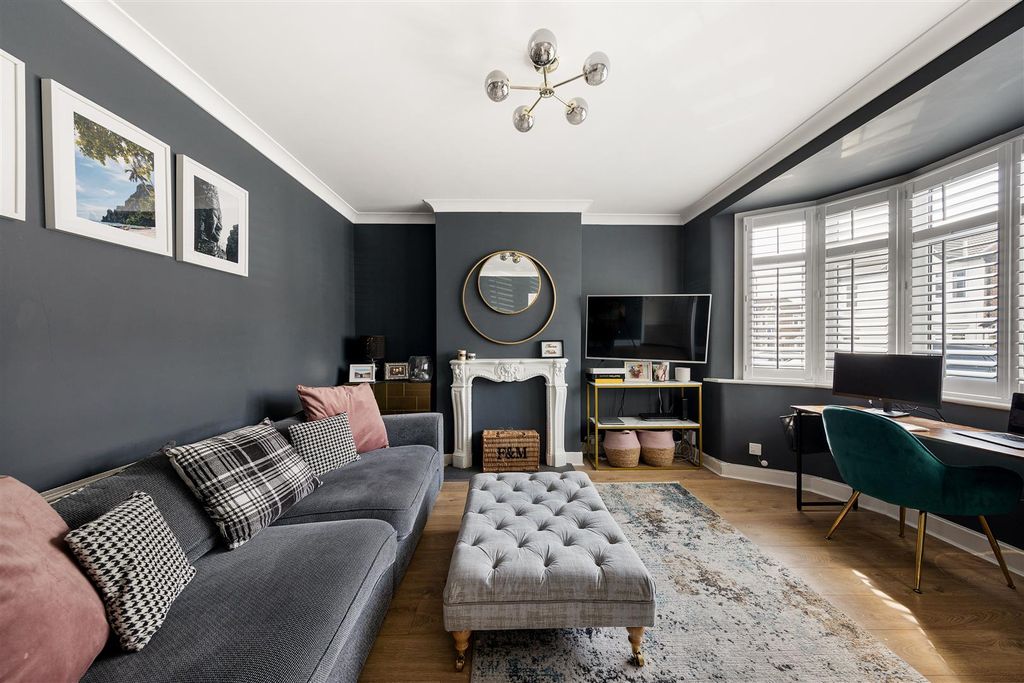 Property photo 3 of 28 Warboys Crescent E4