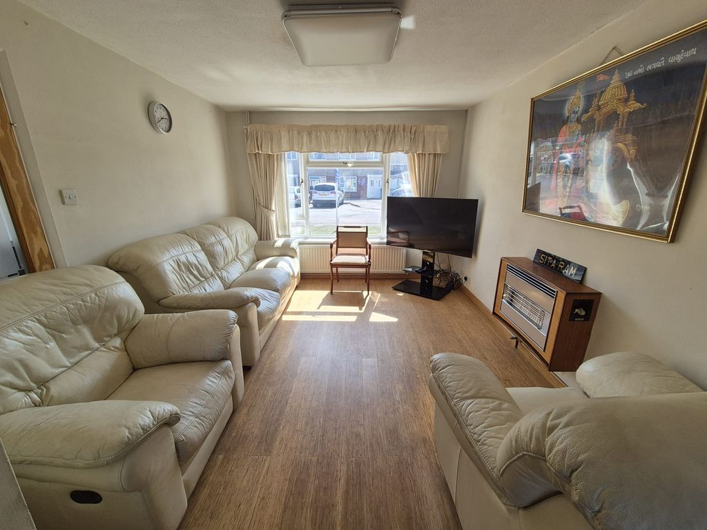 Property photo 3 of 13 Lounge