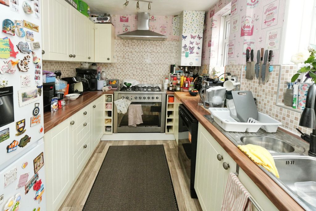 Property photo 3 of 12 Kitchen