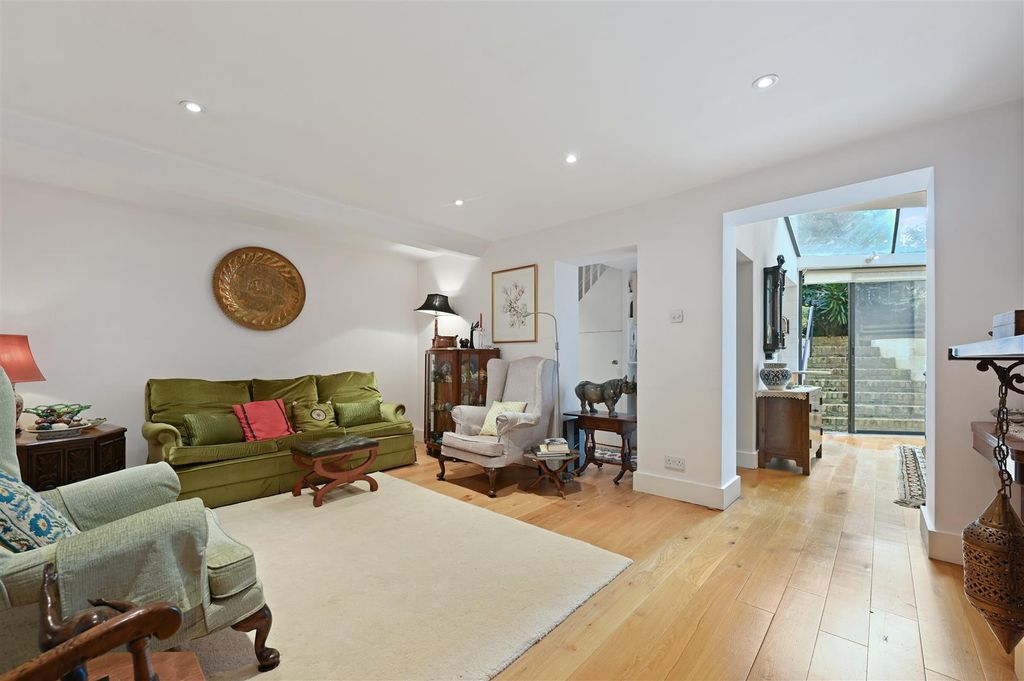 Property photo 2 of 10 Fb - Cromwell Grove - Receptiona3 (1).Jpg